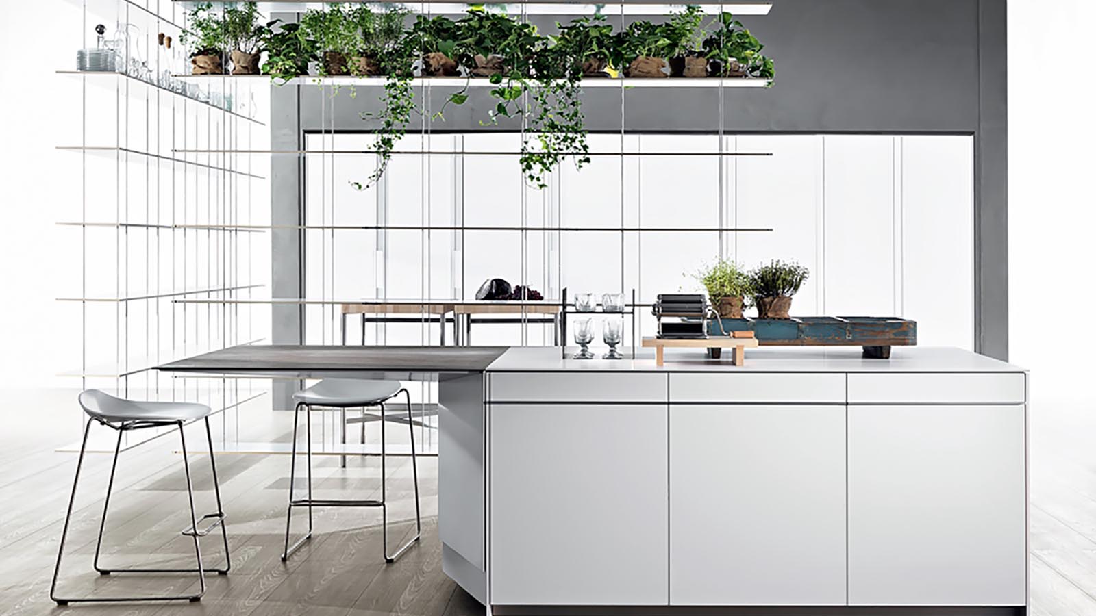 Una cucina Dada dal monocolore grigio chiaro ha un piano di lavoro in acciaio inox